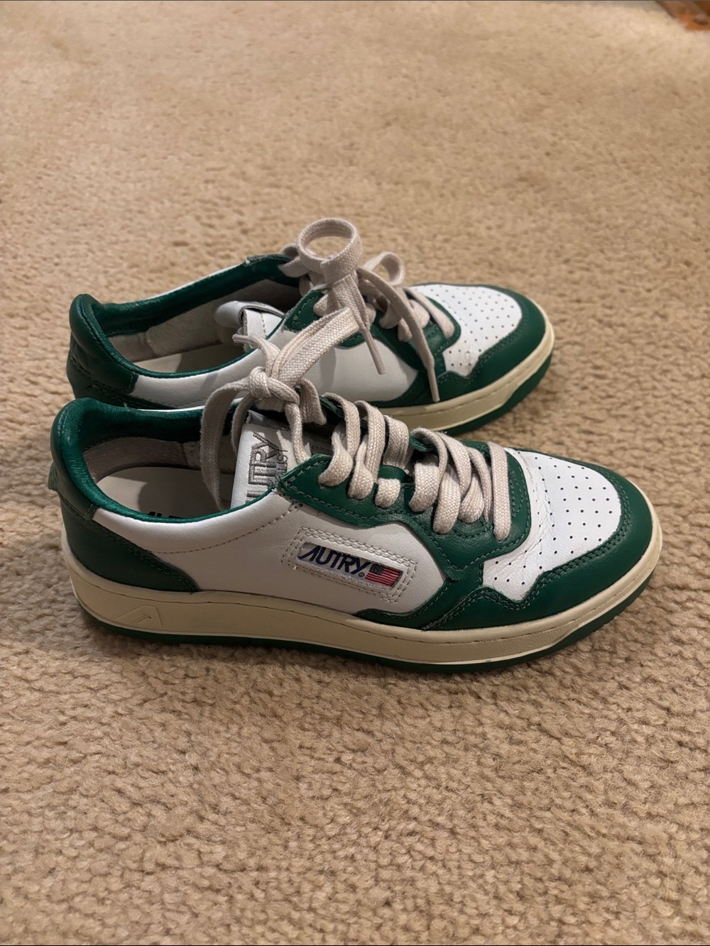 AUTRY SNEAKERS
MEDALIST LOW BICOLOR SNEAKERS IN WHITE AND GREEN LEATHER - Picture 2 of 6